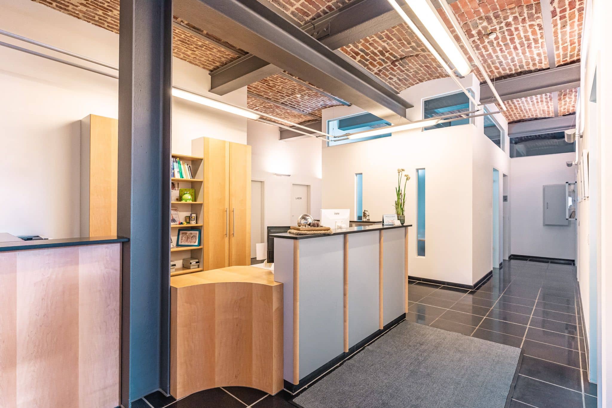 Severich &amp; Partner Architekt Architektur Messebau Bauprojekte Hochbau Roetgen Aachen Köln Eifel Nordeifel Innenausbau Wohnung Wohnen Scheune Nerscheid Praxis Renovierung Arzt Zahnarzt